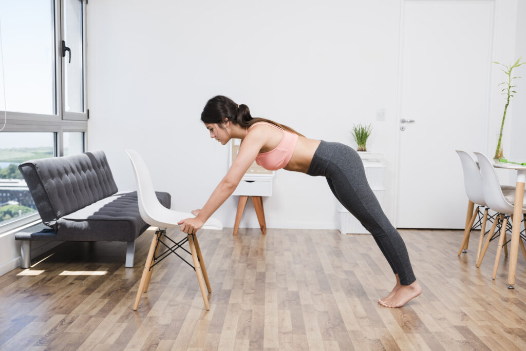femme faisant du yoga sur chaise