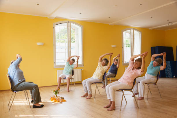 Yoga sur chaise : votre allié contre la sédentarité