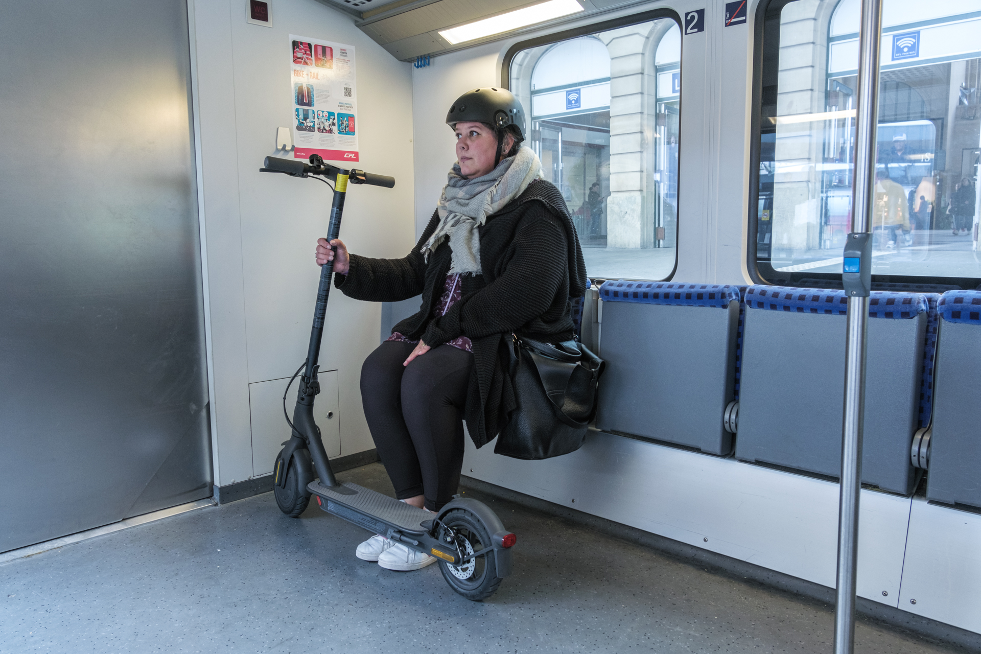 femme, trottinette, métro