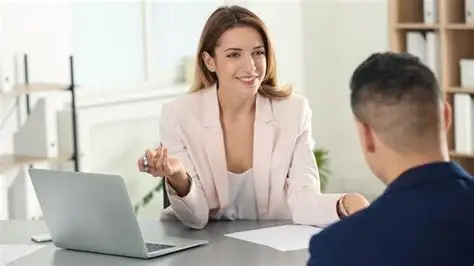 femme en veste souriant dans un bureau, rouvroy, ordianteur sur un bureau