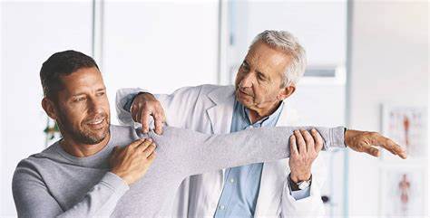 homme avec une blouse touchant le bras et l'épaule d'un autre homme