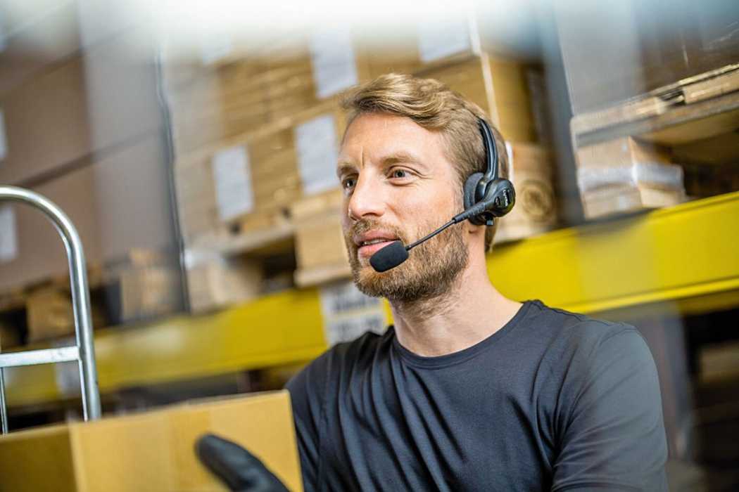 homme avec une barbe et un casque de preparation de commandes sur ses oreilles