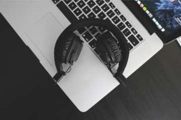 casque audio pasé sur clavier d'ordinateur portable