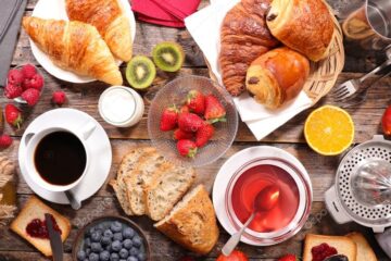petit déjeuner avec pain,viennoisserie,café, fraises, kiwi, myrtilles, confiture