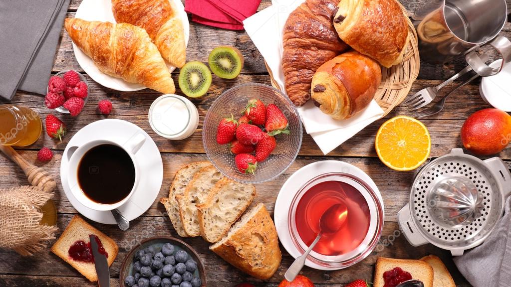 petit déjeuner avec pain,viennoisserie,café, fraises, kiwi, myrtilles, confiture