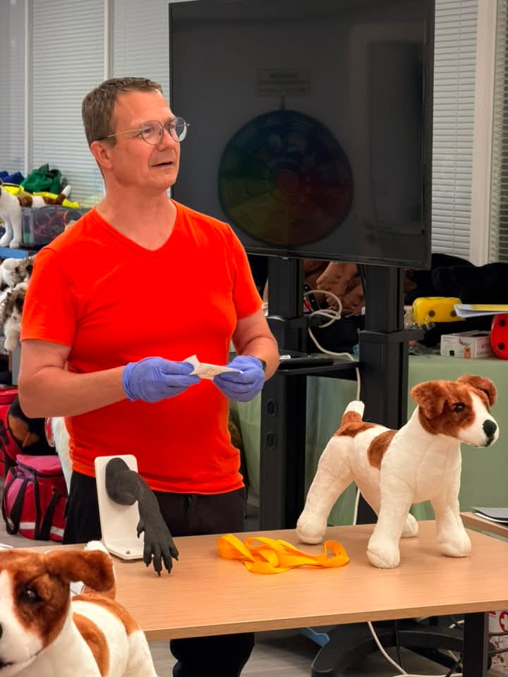 Le formateur Didier présentant le matériel pédagogique de la formation premiers secours canins et félins
