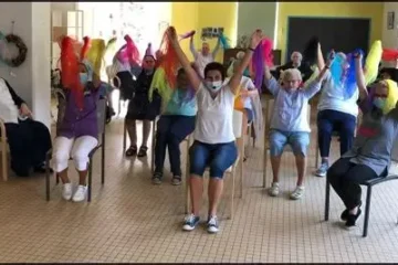 Groupe de participants assis en cercle, levant des foulards colorés lors d’un atelier CREADIAZ animé par VD FORMATIONS, favorisant la créativité et le bien‑être au travail.